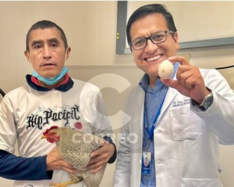 Patient gives chicken to doctor who saved him from tumor after operation at the Iren Center