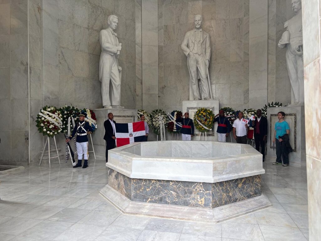 "Patria con Abel" deposits a floral offering in commemoration of the birth of Duarte