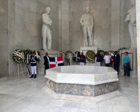 "Patria con Abel" deposits a floral offering in commemoration of the birth of Duarte