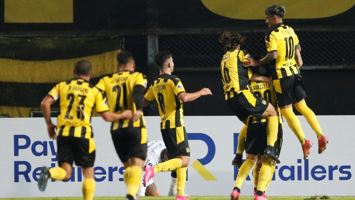 Peñarol turns the result around and beats Estudiantes de La Plata