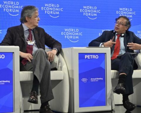 Petro calls for investments to accelerate clean energy construction