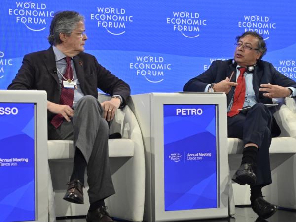 Petro calls for investments to accelerate clean energy construction