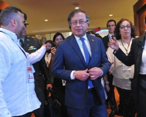 Petro says it will take over regulation of public services