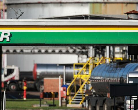 Petrobras increases gasoline sales price to distributors