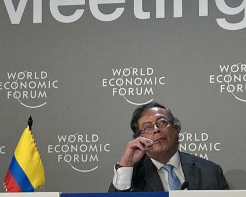 Petro's defense against signing new oil exploration contracts