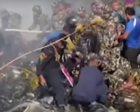 Se estrella avión con 72 personas a bordo