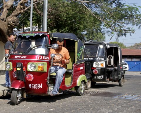 Las caponeras forman parte del transporte regular de los nicaragüenses en los barrios. Foto archivo