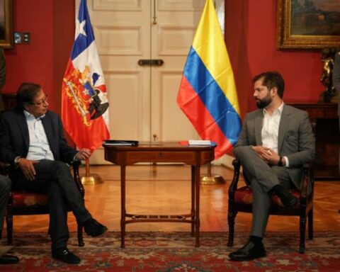 President Petro, along with President Boric, speaks from Chile