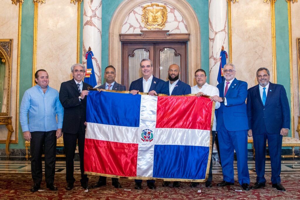 President delivers national flag to the Tigres del Licey before leaving for the Caribbean Series