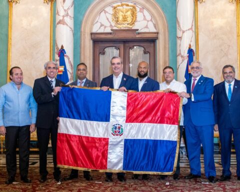 President delivers national flag to the Tigres del Licey before leaving for the Caribbean Series