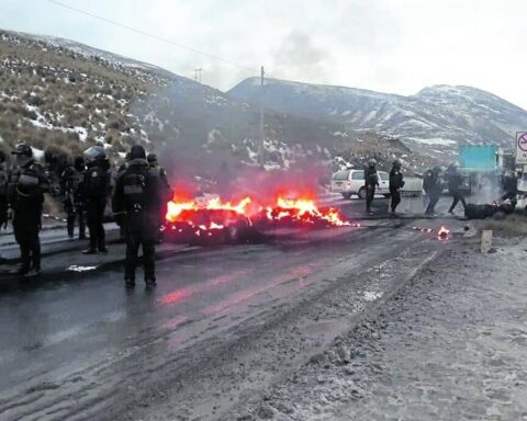 Protesters block the Central Highway, while the shortage worsens