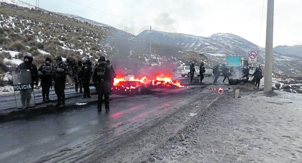 Protesters block the Central Highway, while the shortage worsens