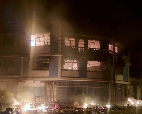Puno: Congressman Jorge Luis Flores Ancachi's house is burned in Ilave
