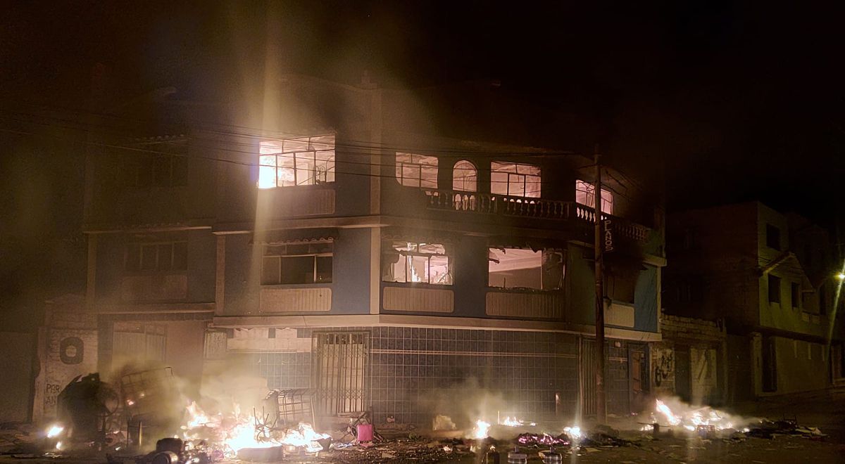 Puno: Congressman Jorge Luis Flores Ancachi's house is burned in Ilave