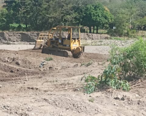 Residents of Pueblo Nuevo, Estelí, assume road repair due to inaction of the mayor's office