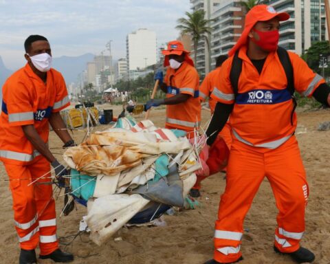 Rio: Comlurb anticipates action to raise awareness of bathers about garbage