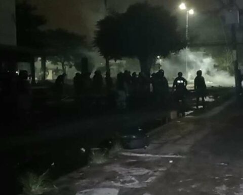 Seventh night of violence: the clashes move to the streets surrounding the Command