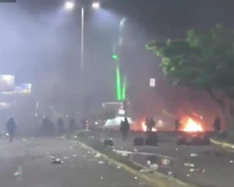 Sixth night of violence in Santa Cruz;  Police suppress the vigil at Christ the Redeemer