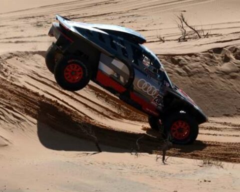 Stéphane Peterhansel abandoned the Dakar after an accident