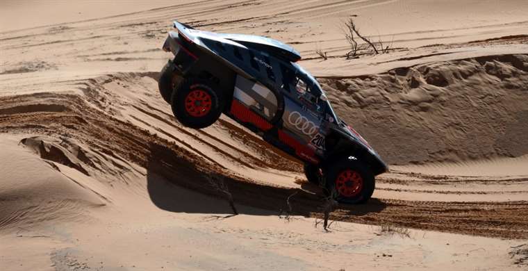 Stéphane Peterhansel abandoned the Dakar after an accident