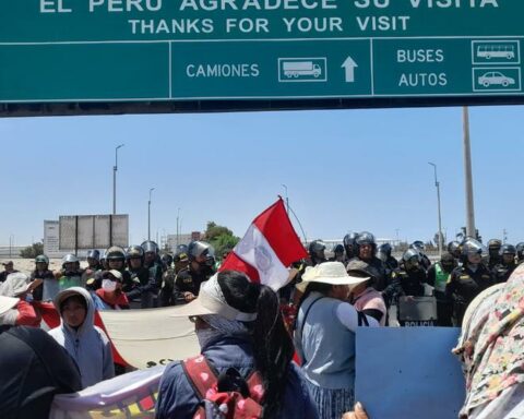 Tacna: Protesters block the passage of vehicles on the border with Chile (VIDEO)