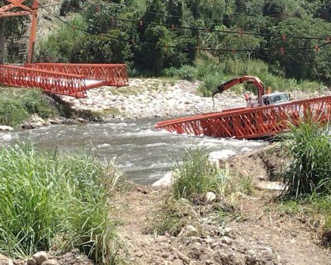 Tarma: Bridge of two million soles falls into the river on the day of its installation and leaves one injured (VIDEO)