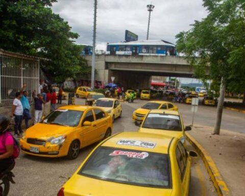 Taxi drivers evaluate going on strike due to rise in gasoline prices