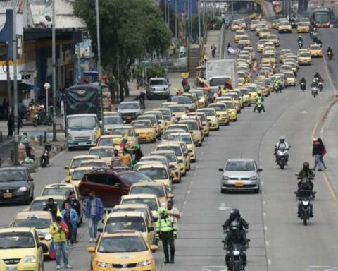 Taxi drivers suspend day of blockades in Bogotá