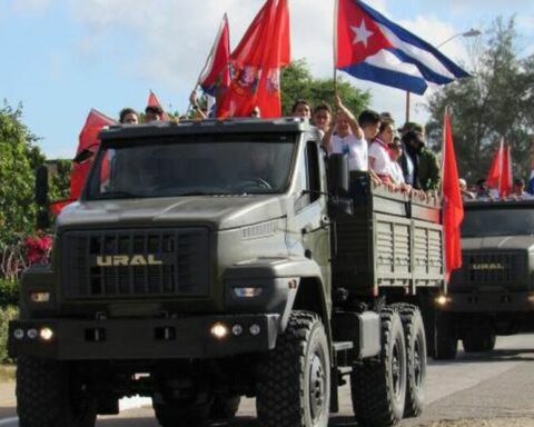 The Cuban Army exhibits its new acquisitions: Russian Ural-4320 and Chinese Howo trucks