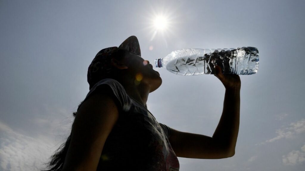 The SMN issued an orange alert for several provinces due to high temperatures