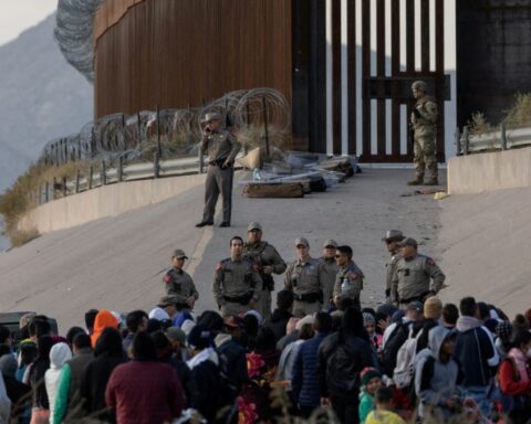 The US restricts the entry of Cubans, Haitians and Nicaraguans at the border