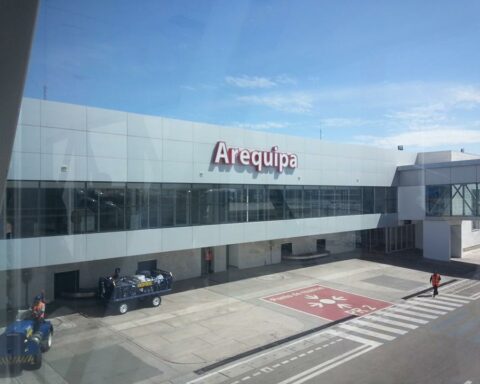 El aeropuerto de la segunda ciudad de Perú suspende operaciones por protestas