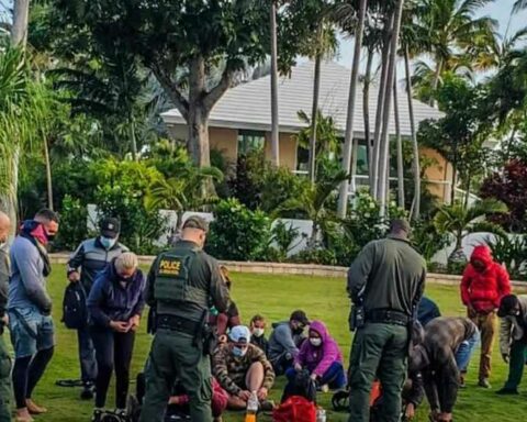 The arrival of 300 Cuban rafters forces the closure of the national park in the Florida Keys