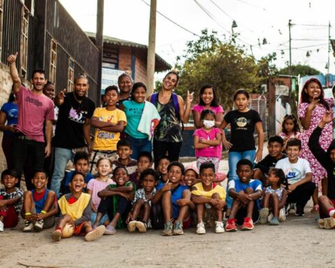 The art of the circus reached Cota 905 to teach Wayuú boys and girls