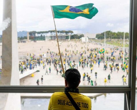 Los "canarinhos" de la política y la batalla por los colores de Brasil
