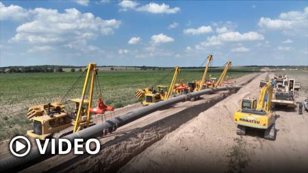 The descent into a ditch of the pipes of the Néstor Kirchner gas pipeline began