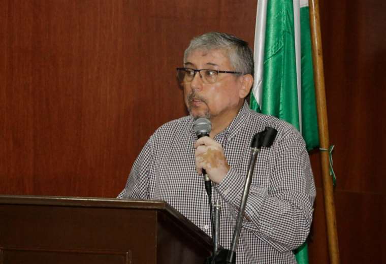 The doctor Julio César Koca is the new director of Sedes Santa Cruz