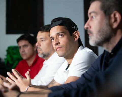 "The governor gave me a letter so that I can read it to all the people," Camacho's son invites the Cabildo