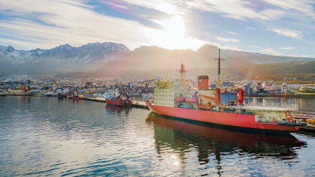 The icebreaker Irízar begins the second stage of the Antarctic Summer Campaign