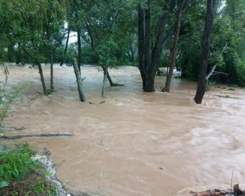 The rains overflow the rivers in the valleys of Santa Cruz and flood the eastern part of the department