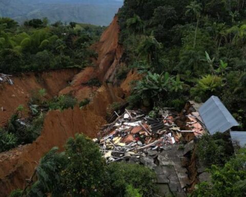 There are more than 700 victims of a landslide in the southwest of the country