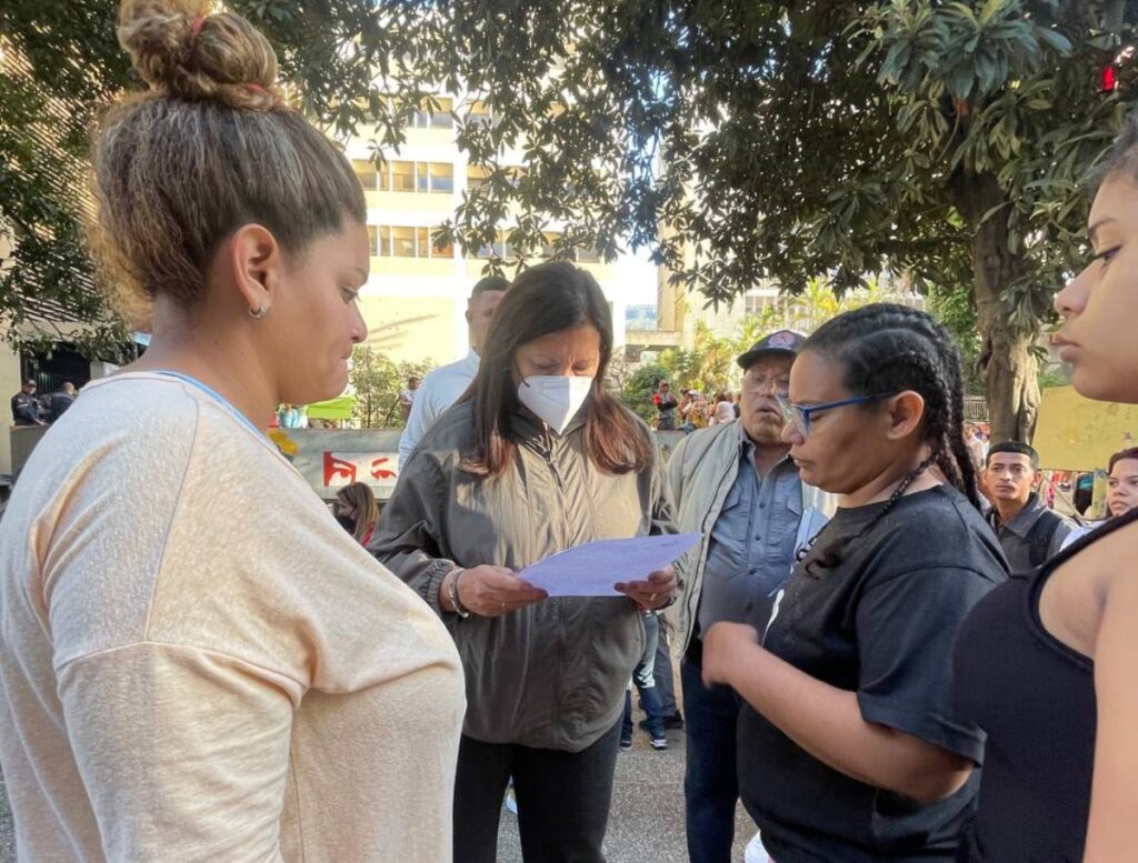 They attend to families after the explosion of a gas cylinder in San José