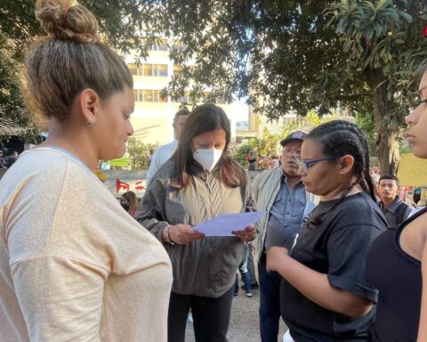 They attend to families after the explosion of a gas cylinder in San José