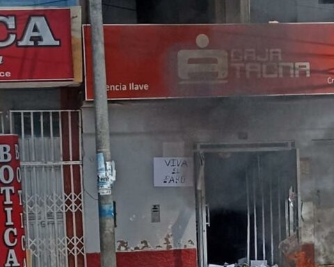 They burn the Caja Tacna agency during protests in Ilave