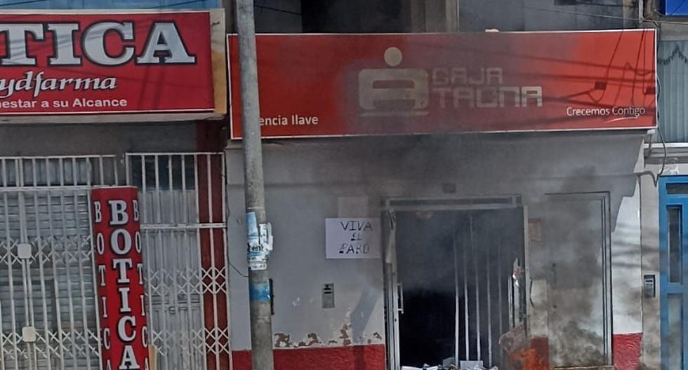 They burn the Caja Tacna agency during protests in Ilave
