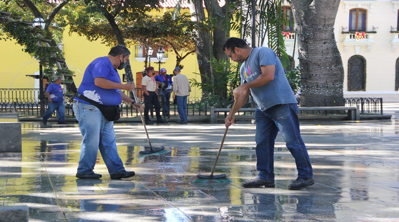 Efectúan mantenimiento a espacios públicos de Caracas