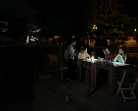 They collect signatures to achieve judicial reform in a square without light and full of weeds