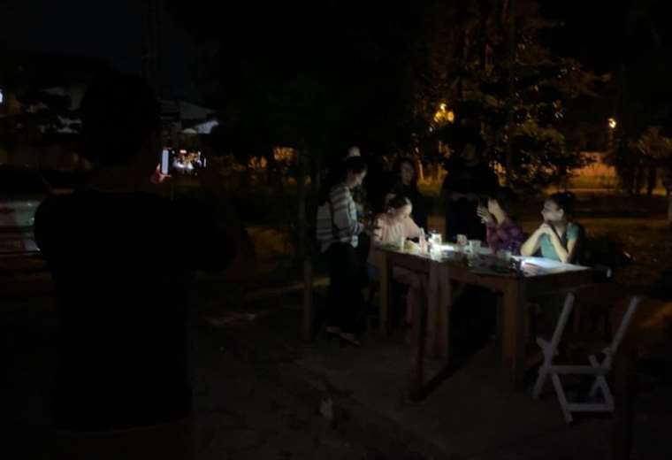 They collect signatures to achieve judicial reform in a square without light and full of weeds