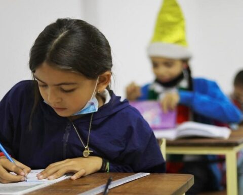 They deliver a school recovered by the Bricomiles in the Sucre parish