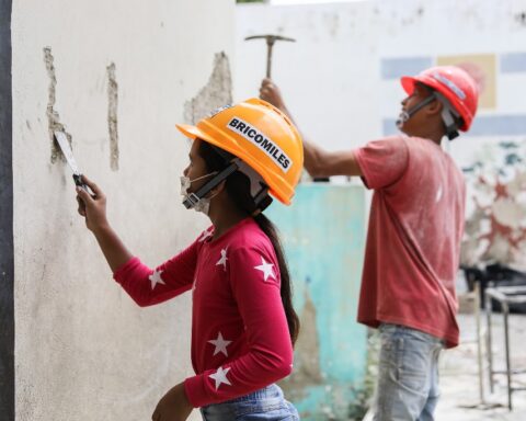 They deliver endowment for the recovery of schools in Caracas